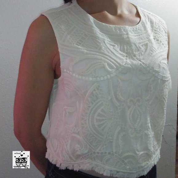 Macrame Embroidered Crop Top - Picture 4 of 8